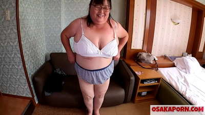 Tlustá japonská maminka ukazuje svá obrovská prsa a užívá si sexuální hračku. Jednapadesátiletá asijská maminka vypráví o svých sexuálních zkušenostech. Yukiko 1 OSAKAPORN tlusté maminy